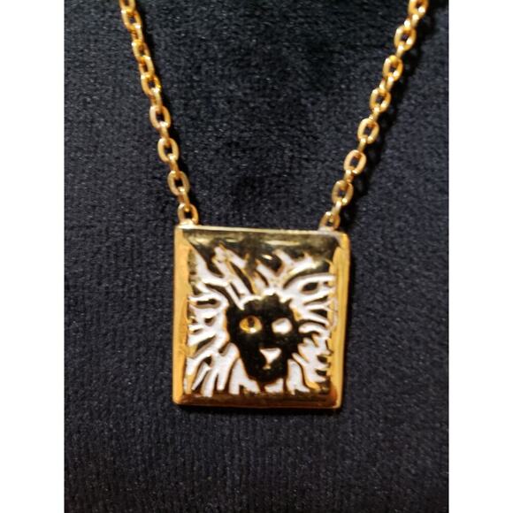 Womens Gold Tone Anne Klein Lion Head Square Pendant Necklace /Spring Ring Clasp - Picture 3 of 6